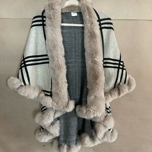 Northern Angel faux fur trimmed cape. Size s/m